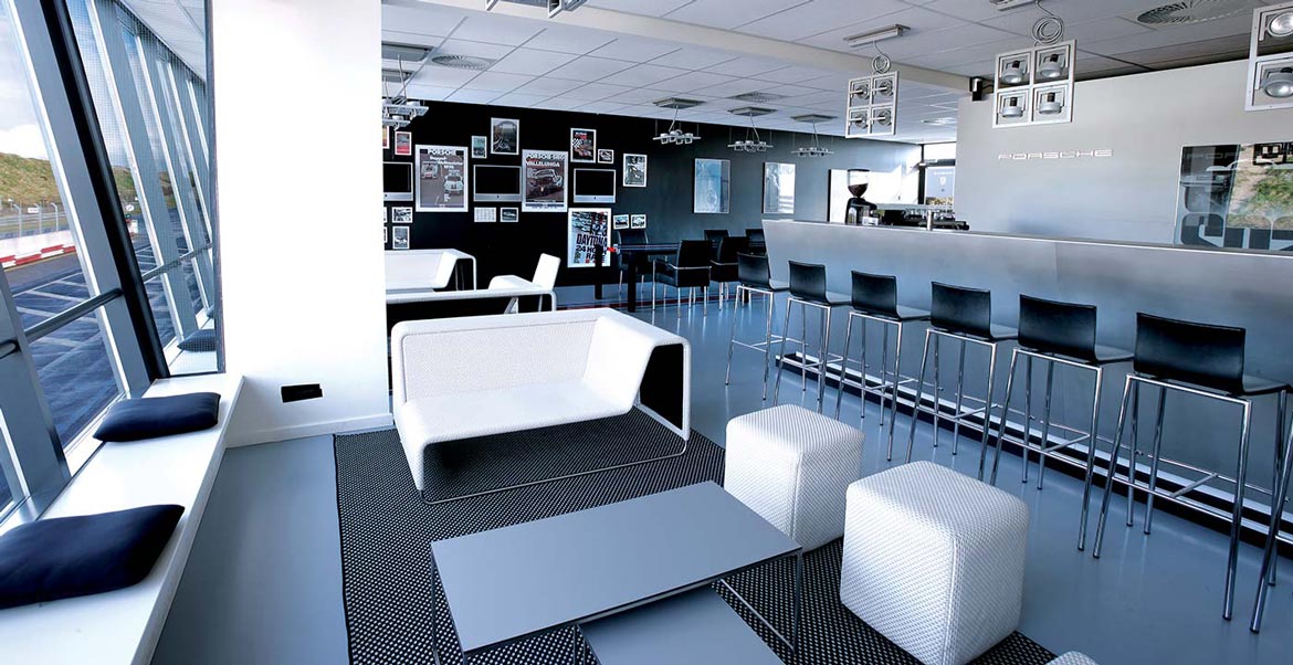 Porsche_Pit_Bar_1